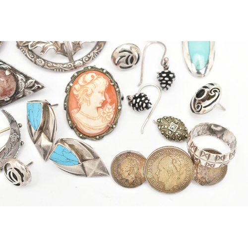 61 - A SELECTION OF SILVER AND WHITE METAL JEWELLERY, to include a silver sweetheart brooch in the form o... 