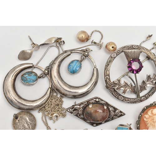 61 - A SELECTION OF SILVER AND WHITE METAL JEWELLERY, to include a silver sweetheart brooch in the form o... 