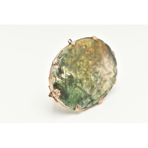 62 - A LARGE YELLOW METAL MOSS AGATE BROOCH, of an oval form, set with slice of moss agate (cracked), hel... 