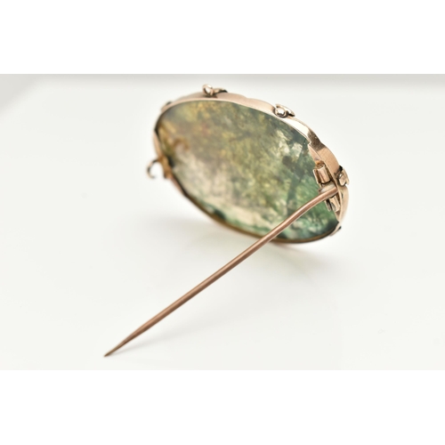 62 - A LARGE YELLOW METAL MOSS AGATE BROOCH, of an oval form, set with slice of moss agate (cracked), hel... 