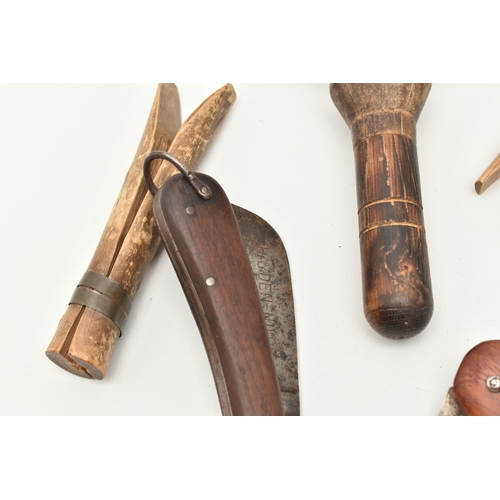 112 - A SELECTION OF GYPSY PEGS, CATAPULT AND PRUNNING KNIVES, six wooden pegs, a carved wooden catapult, ... 