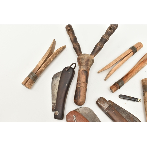 112 - A SELECTION OF GYPSY PEGS, CATAPULT AND PRUNNING KNIVES, six wooden pegs, a carved wooden catapult, ... 