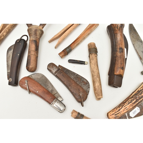 112 - A SELECTION OF GYPSY PEGS, CATAPULT AND PRUNNING KNIVES, six wooden pegs, a carved wooden catapult, ... 