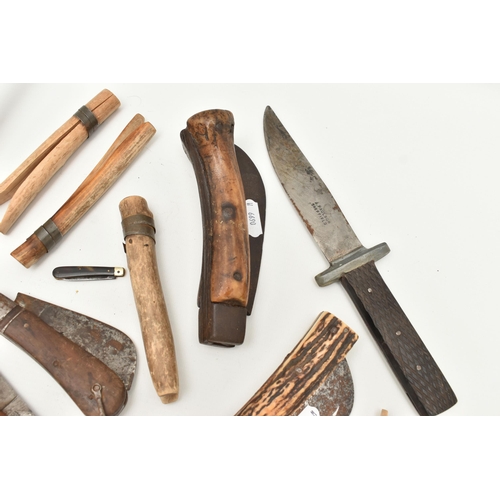 112 - A SELECTION OF GYPSY PEGS, CATAPULT AND PRUNNING KNIVES, six wooden pegs, a carved wooden catapult, ... 