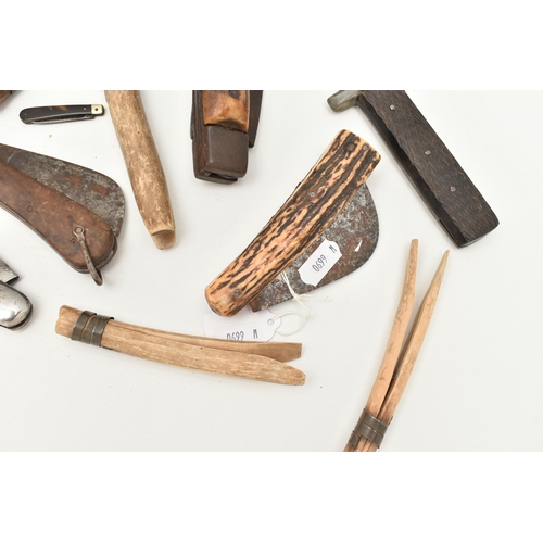 112 - A SELECTION OF GYPSY PEGS, CATAPULT AND PRUNNING KNIVES, six wooden pegs, a carved wooden catapult, ... 