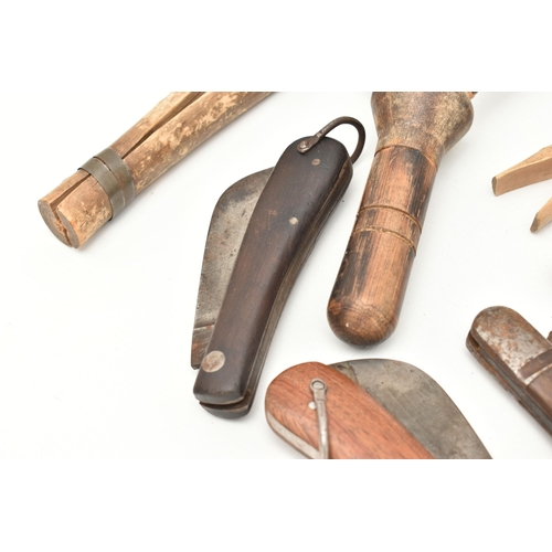 112 - A SELECTION OF GYPSY PEGS, CATAPULT AND PRUNNING KNIVES, six wooden pegs, a carved wooden catapult, ... 