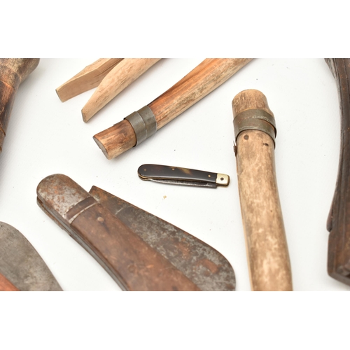 112 - A SELECTION OF GYPSY PEGS, CATAPULT AND PRUNNING KNIVES, six wooden pegs, a carved wooden catapult, ... 