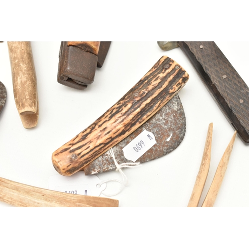 112 - A SELECTION OF GYPSY PEGS, CATAPULT AND PRUNNING KNIVES, six wooden pegs, a carved wooden catapult, ... 