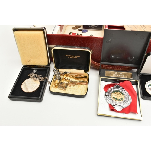 116 - A BOX OF ASSORTED ITEMS, to include a pair of silver chain linked cufflinks, hallmarked Birmingham, ... 