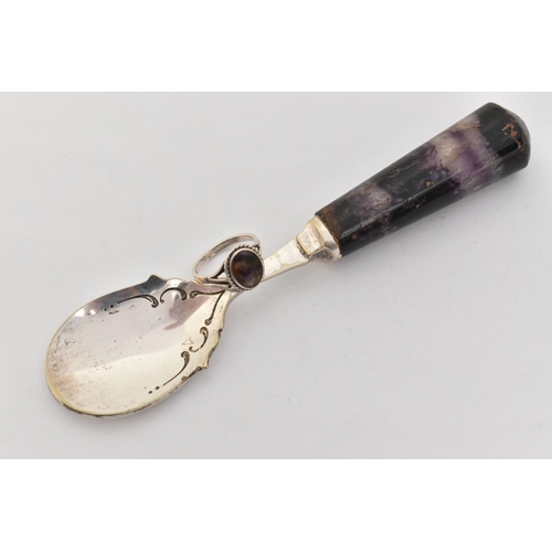 71 - A BLUE JOHN HANDLED SPOON AND RING, an EPNS spoon fitted with a carved blue John handle, approximate... 