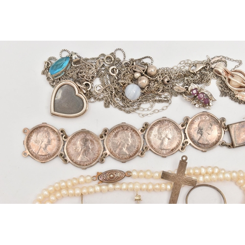 84 - AN ASSORTMENT OF JEWELLERY, to include a beaded coral necklace, fitted with a yellow metal spring cl... 