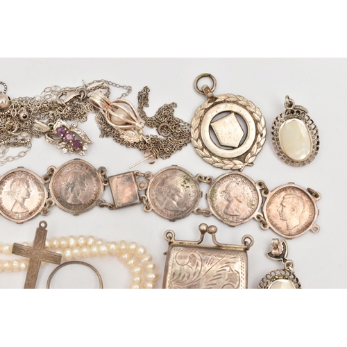 84 - AN ASSORTMENT OF JEWELLERY, to include a beaded coral necklace, fitted with a yellow metal spring cl... 