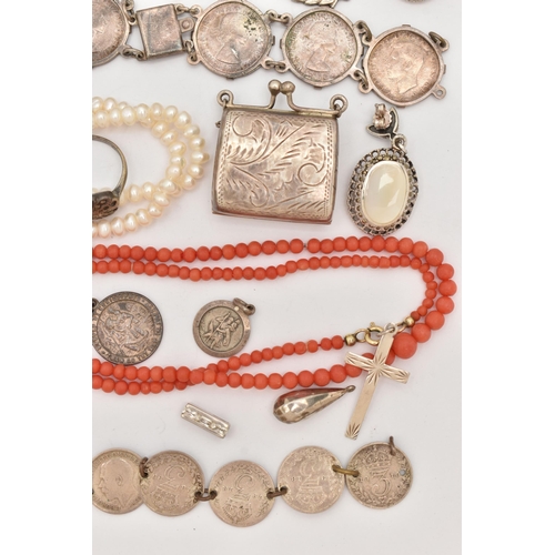 84 - AN ASSORTMENT OF JEWELLERY, to include a beaded coral necklace, fitted with a yellow metal spring cl... 