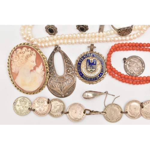 84 - AN ASSORTMENT OF JEWELLERY, to include a beaded coral necklace, fitted with a yellow metal spring cl... 