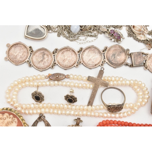 84 - AN ASSORTMENT OF JEWELLERY, to include a beaded coral necklace, fitted with a yellow metal spring cl... 