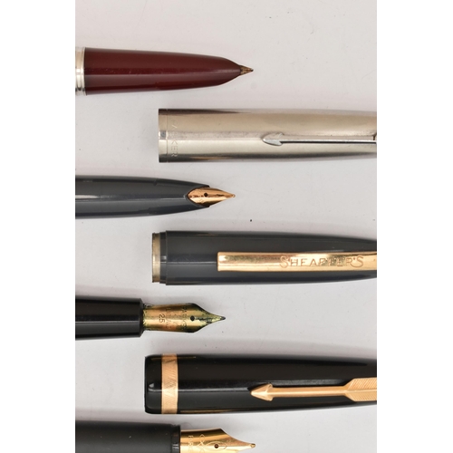 90 - AN ASSORTMENT OF FOUNTAIN PENS, to include two 'Parker' pens, nibs stamped 14k, two additional 'Park... 