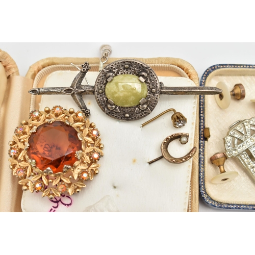 93 - A SMALL ASSORTMENT OF JEWELLERY, to include a yellow metal horse shoe stick pin, a paste set stick p... 