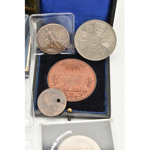 136 - A SMALL BOX OF MIXED COINS TO INCLUDE FIVE (5) GEORGE V GOOD GRADE 1935 CROWN COINS, other coins som... 