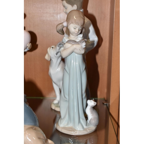 321 - A GROUP OF FIVE LLADRO AND NAO FIGURINES to include two Lladro figures comprising 'My Loyal Friend' ... 