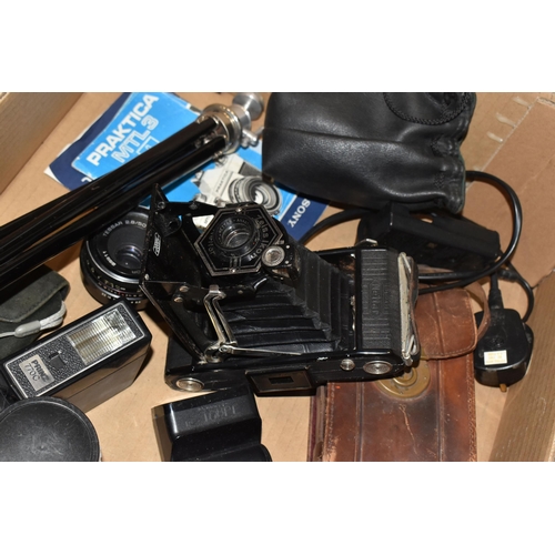 326 - A BOX OF VINTAGE CAMERAS AND SUPPLIES to include a Praktica LTL 3 fitted with a Carl Zeiss Jena DDR ... 