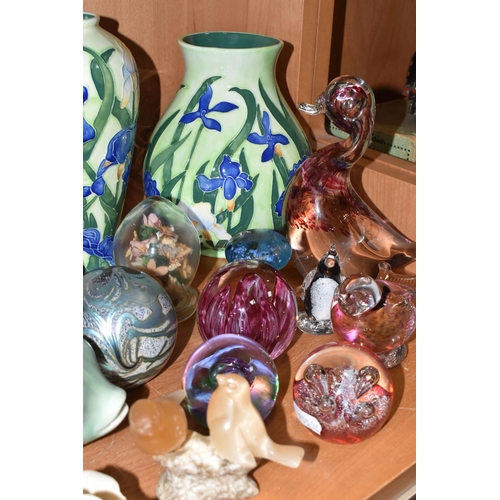 357 - A COLLECTION OF CERAMICS, GLASS WARE AND DECORATIVE FIGURES, to include a Whitefriars Dilly Duck in ... 