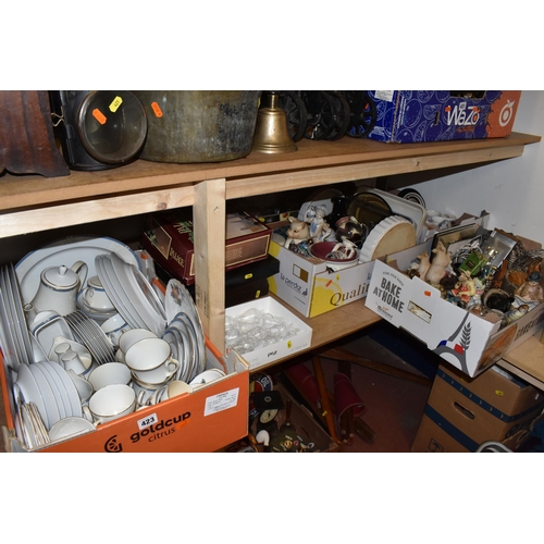 423 - FIVE BOXES AND LOOSE CERAMICS AND GLASS WARES, to include a boxed Arthur Price 11'' round gallery tr... 