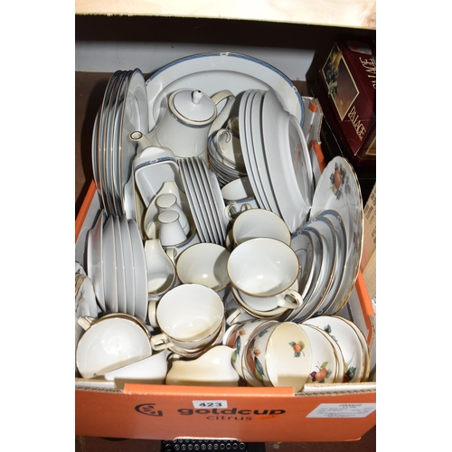 423 - FIVE BOXES AND LOOSE CERAMICS AND GLASS WARES, to include a boxed Arthur Price 11'' round gallery tr... 