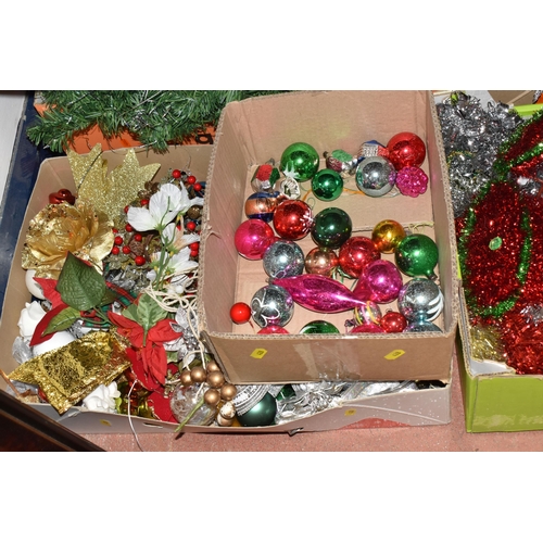 428 - EIGHT BOXES AND LOOSE CHRISTMAS DECORATIONS, to include a small number of vintage glass baubles, inc... 