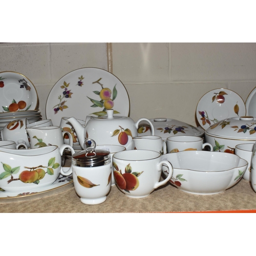 432 - A LARGE COLLECTION OF ROYAL WORCESTER EVESHAM DINNERWARE comprising one teapot (light staining to th... 