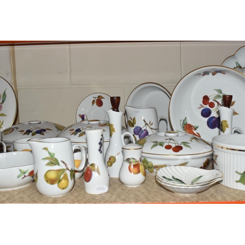 432 - A LARGE COLLECTION OF ROYAL WORCESTER EVESHAM DINNERWARE comprising one teapot (light staining to th... 