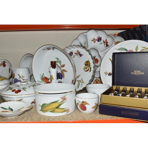 432 - A LARGE COLLECTION OF ROYAL WORCESTER EVESHAM DINNERWARE comprising one teapot (light staining to th... 