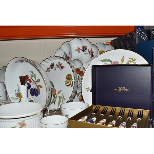 432 - A LARGE COLLECTION OF ROYAL WORCESTER EVESHAM DINNERWARE comprising one teapot (light staining to th... 