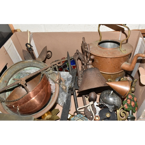 435 - THREE BOXES AND LOOSE MISCELLANEOUS ITEMS to include a wooden box containing assorted vintage Ral-Pa... 