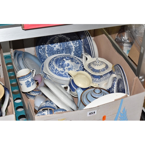 454 - FIVE BOXES AND LOOSE CERAMICS AND GLASS WARES, to include four Denby Castile side plates, a Denby Co... 