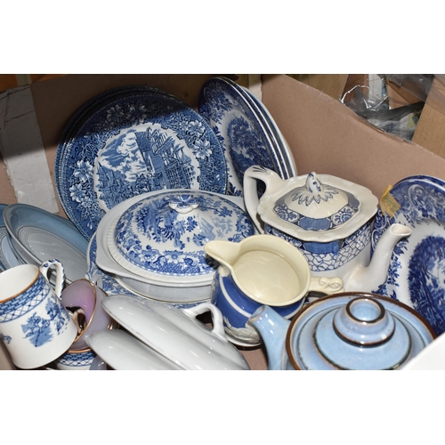 454 - FIVE BOXES AND LOOSE CERAMICS AND GLASS WARES, to include four Denby Castile side plates, a Denby Co... 