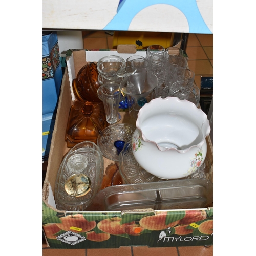 454 - FIVE BOXES AND LOOSE CERAMICS AND GLASS WARES, to include four Denby Castile side plates, a Denby Co... 