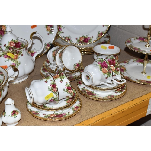 489 - A GROUP OF ROYAL ALBERT 'OLD COUNTRY ROSES' PATTERN DINNER AND TEAWARE, comprising a covered tureen,... 