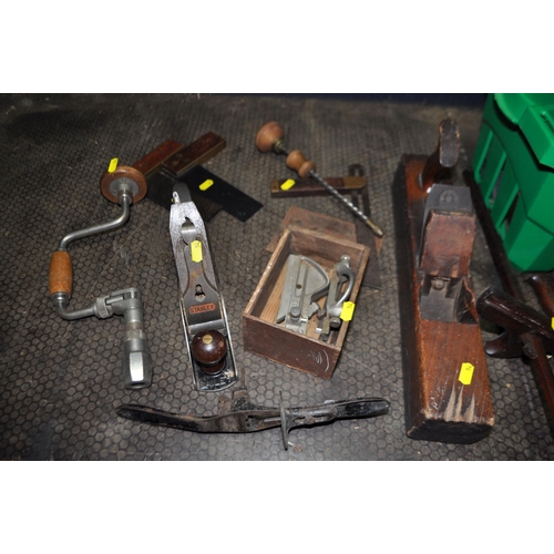 54 - A TRAY CONTAINING VINTAGE CARPENTRY TOOLS including a Stanley No.5 1/2 plane, a 17in wooden plane, a... 