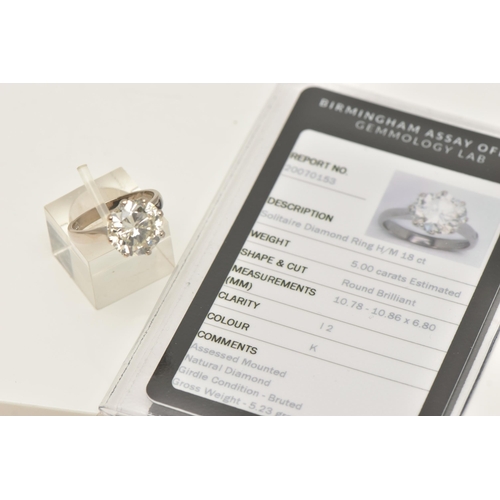 410 - A MODERN 18CT WHITE GOLD, DIAMOND SINGLE STONE RING, set with a round brilliant cut diamond, within ... 