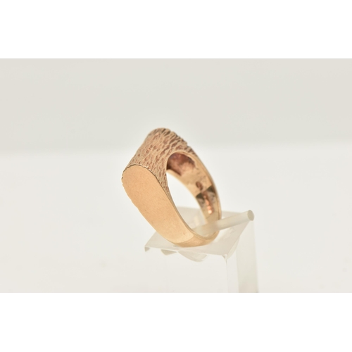 416 - A 9CT GOLD BARK EFFECT RING, with a polished band, hallmarked 9ct Birmingham, ring size N, approxima... 