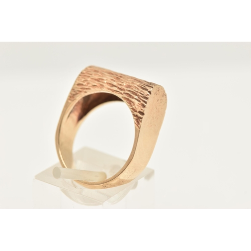 416 - A 9CT GOLD BARK EFFECT RING, with a polished band, hallmarked 9ct Birmingham, ring size N, approxima... 