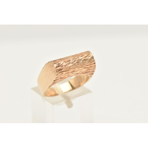 416 - A 9CT GOLD BARK EFFECT RING, with a polished band, hallmarked 9ct Birmingham, ring size N, approxima... 