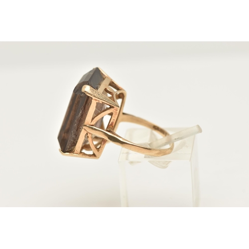 418 - A 9CT GOLD SMOKY QUARTZ DRESS RING, large rectangular cut smoky quartz, measuring approximately 20.0... 