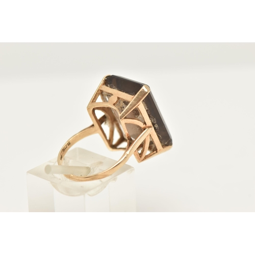 418 - A 9CT GOLD SMOKY QUARTZ DRESS RING, large rectangular cut smoky quartz, measuring approximately 20.0... 