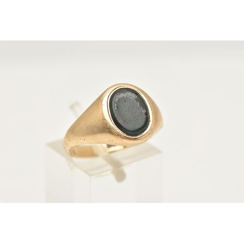 422 - A GENTS 9CT GOLD BLOODSTONE SIGNET RING, of an oval form, collet set with a bloodstone inlay, to a p... 