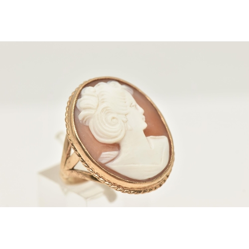 426 - A 9CT GOLD CAMEO RING, of an oval form, set with an oval carved shell cameo depicting a lady in prof... 