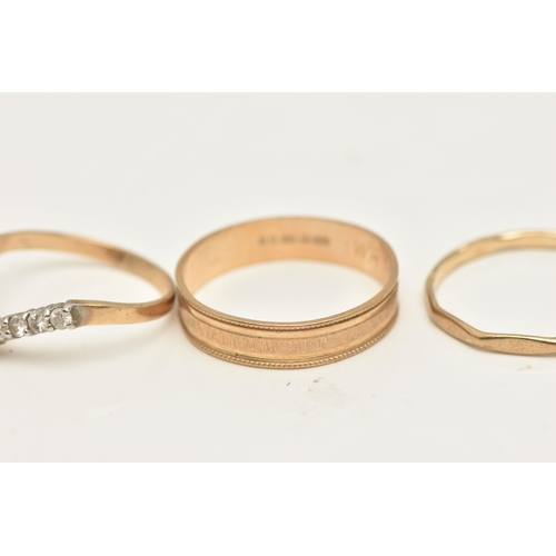 427 - THREE 9CT GOLD RINGS, to include a textured band ring, hallmarked 9ct London, ring size T, a 9ct gol... 