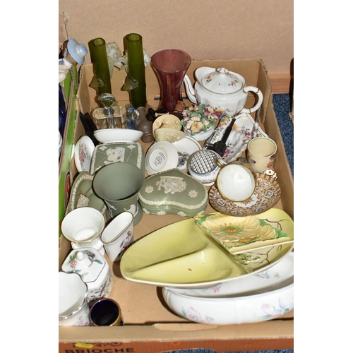 900 - FOUR BOXES AND LOOSE DECORATIVE CERAMICS AND GLASS ETC, to include Wedgwood green jasper wares, Ayns... 