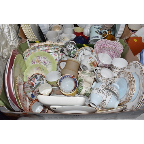 911 - FOUR BOXES AND LOOSE CERAMICS AND DINNERWARE, to include Mason's dinnerware, Wedgwood dinner plates,... 