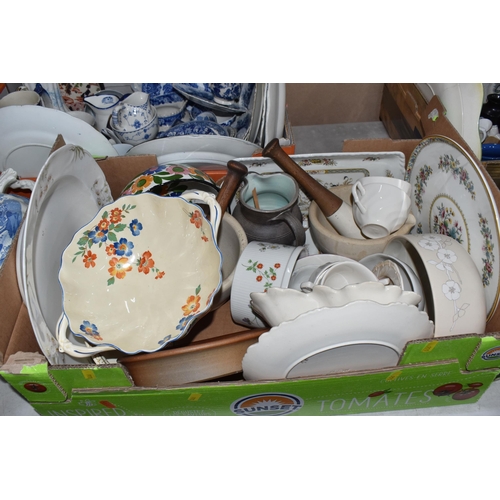 911 - FOUR BOXES AND LOOSE CERAMICS AND DINNERWARE, to include Mason's dinnerware, Wedgwood dinner plates,... 